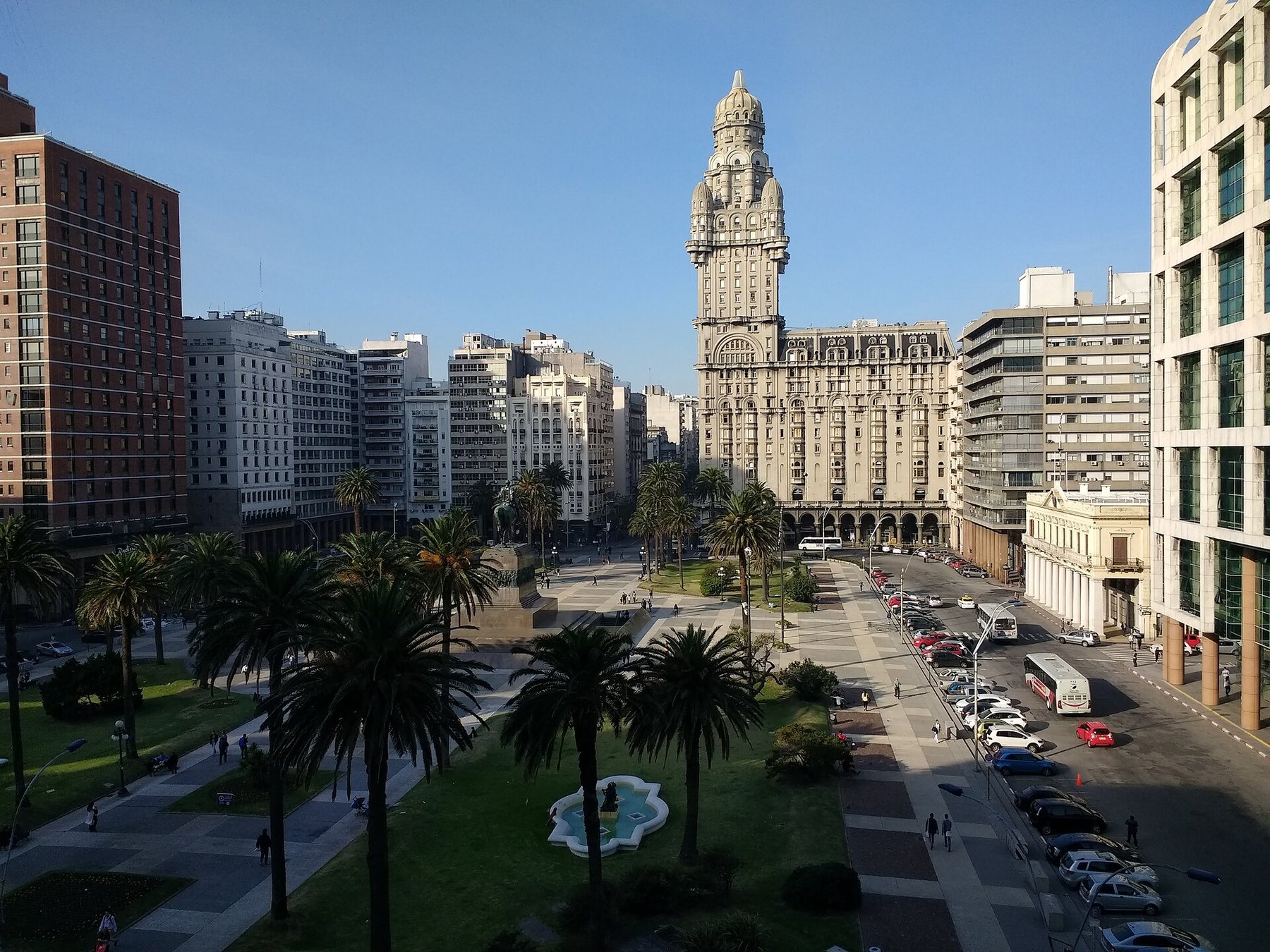Palacio Salvo y Plaza Independencia en el centro de Montevideo